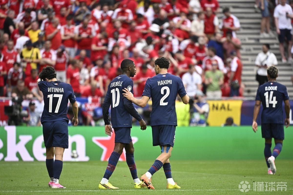 队报:欧冠决赛点球前,维蒂尼亚阿什拉夫全程保护点球点不被破坏